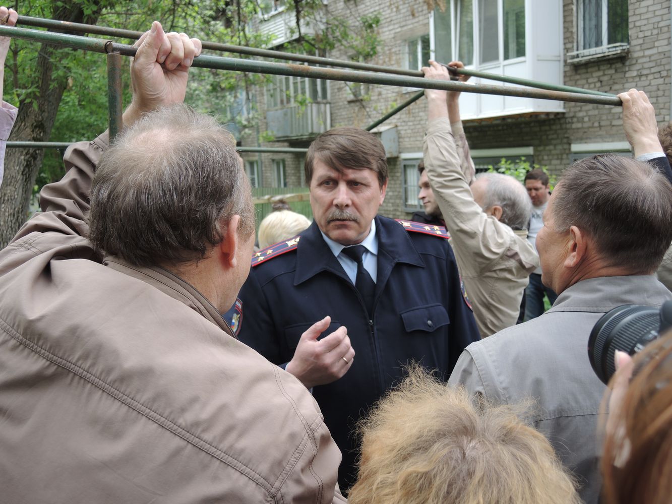 Полковник полиции Сергей Козлов уговаривает участников схода успокоиться и соблюдать порядок. Фото ©День.org