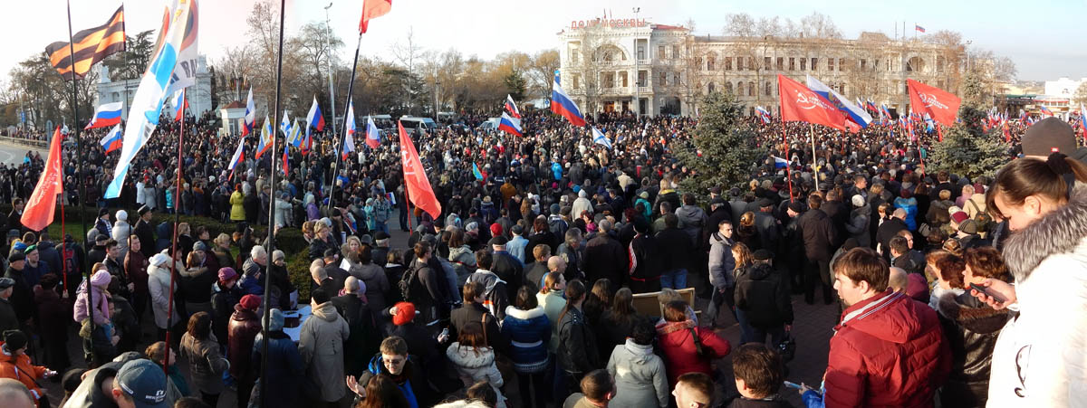 Начало Русской весны. 50-тысячный митинг в Севастополе, февраль 2014 года. Фото: oio11.dreamwidth.org