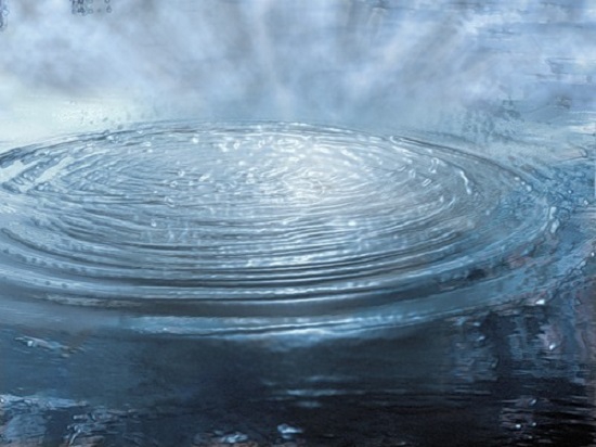 Круги на воде группа. Круги на воде. Концентрические круги на воде. Круги на воде от камня. Круги на воде Вселенная.