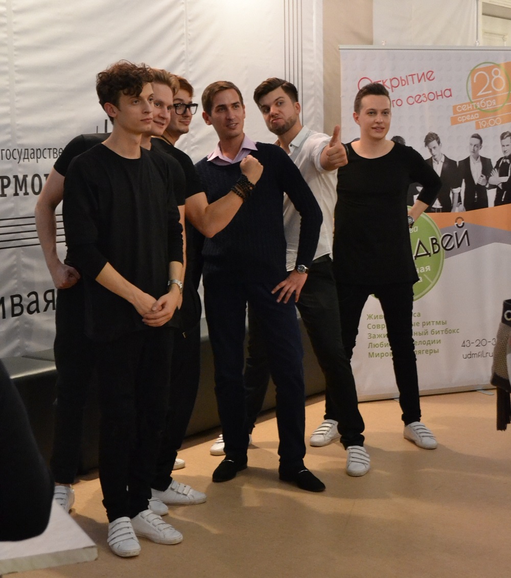 Когда во время фотосессии к вокалистам «ПЯТЕRО» добавлялись молодые меломаны, группу можно было по ошибке «переименовать» в «ШЕСТЕРО». Фото: Александр Поскребышев