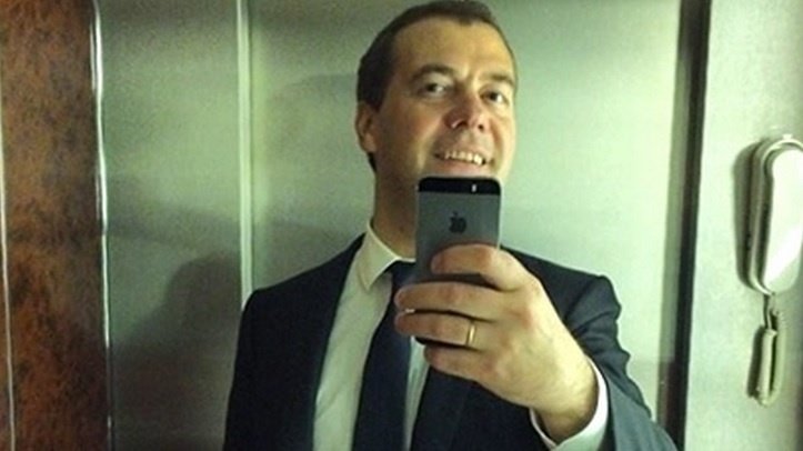 Петицию за отставку премьера Медведева подписали больше 200 тыс. граждан России